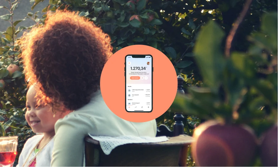 Im Hintergrund einige Menschen und Bäume und im Vordergrund ein Screenshot der Tomorrow App