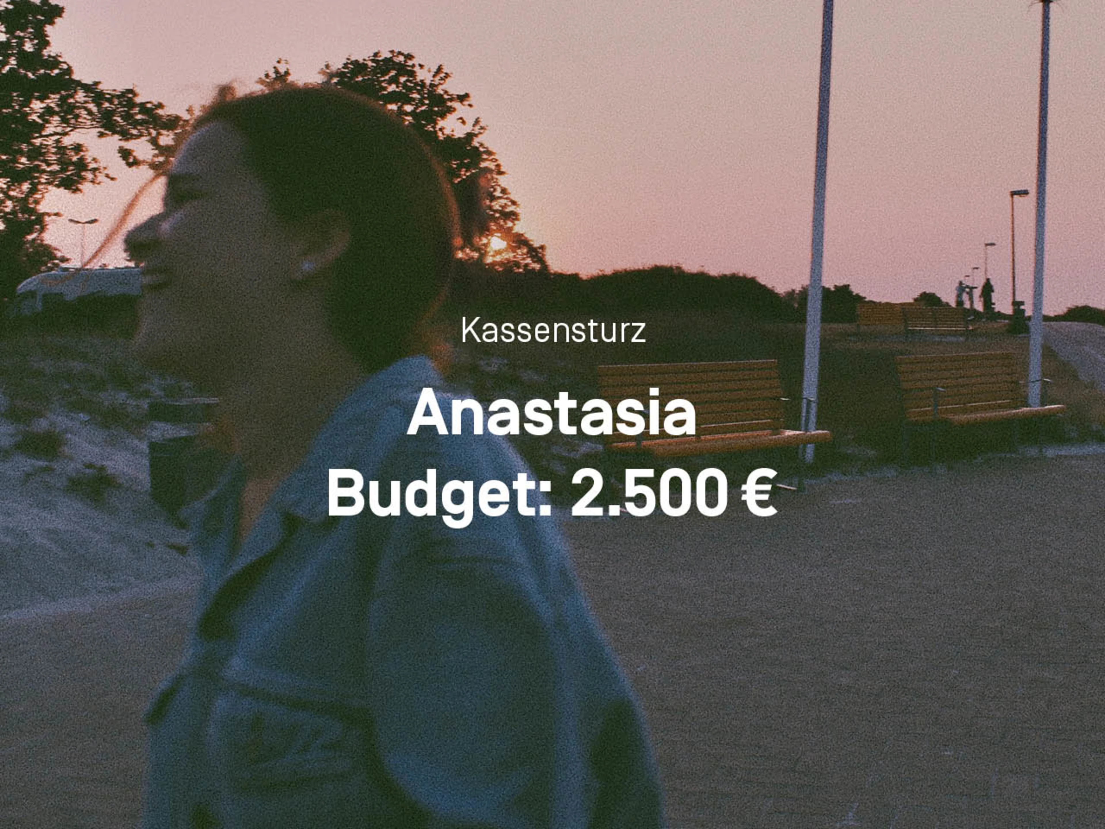 Ein Bild von Anastasia, seitlich zu sehen. Darauf zu lesen ist, dass sie ein monatliches Budget von 2.500 Euro hat.