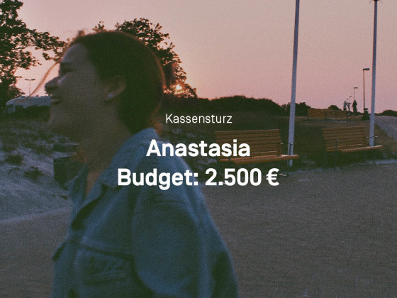 Ein Bild von Anastasia, seitlich zu sehen. Darauf zu lesen ist, dass sie ein monatliches Budget von 2.500 Euro hat. 