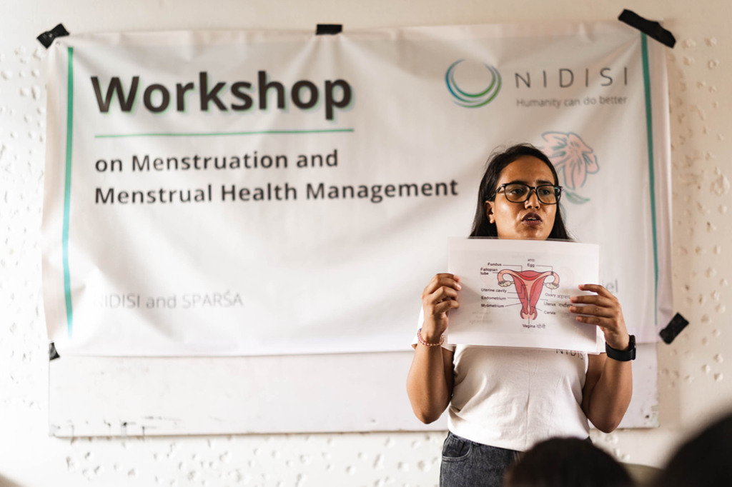 Zu sehen ist eine Mitarbeitende des Nidisi-Projekts während eines Workshops.