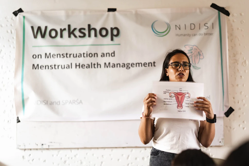 Zu sehen ist eine Mitarbeitende des Nidisi-Projekts während eines Workshops.