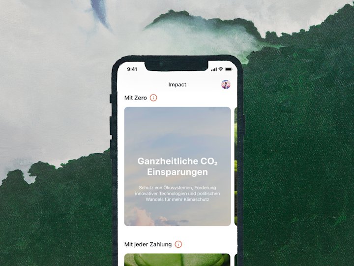 Gemälde eines grünen Bergrückens mit vorbeiziehenden Wolken