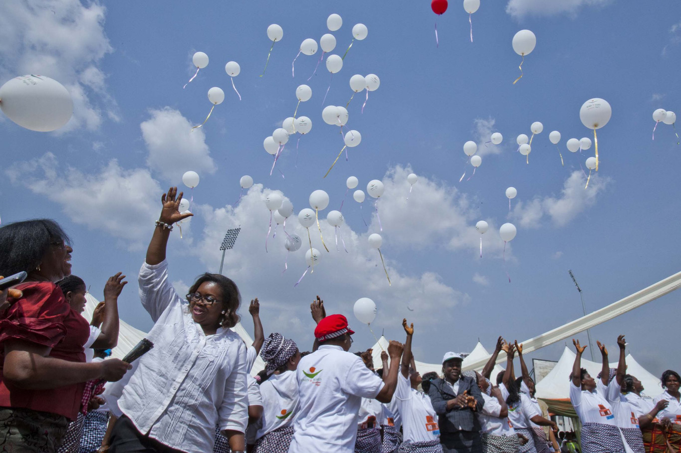 Teilnehmende in Nigeria feiern ihren Abschluss.