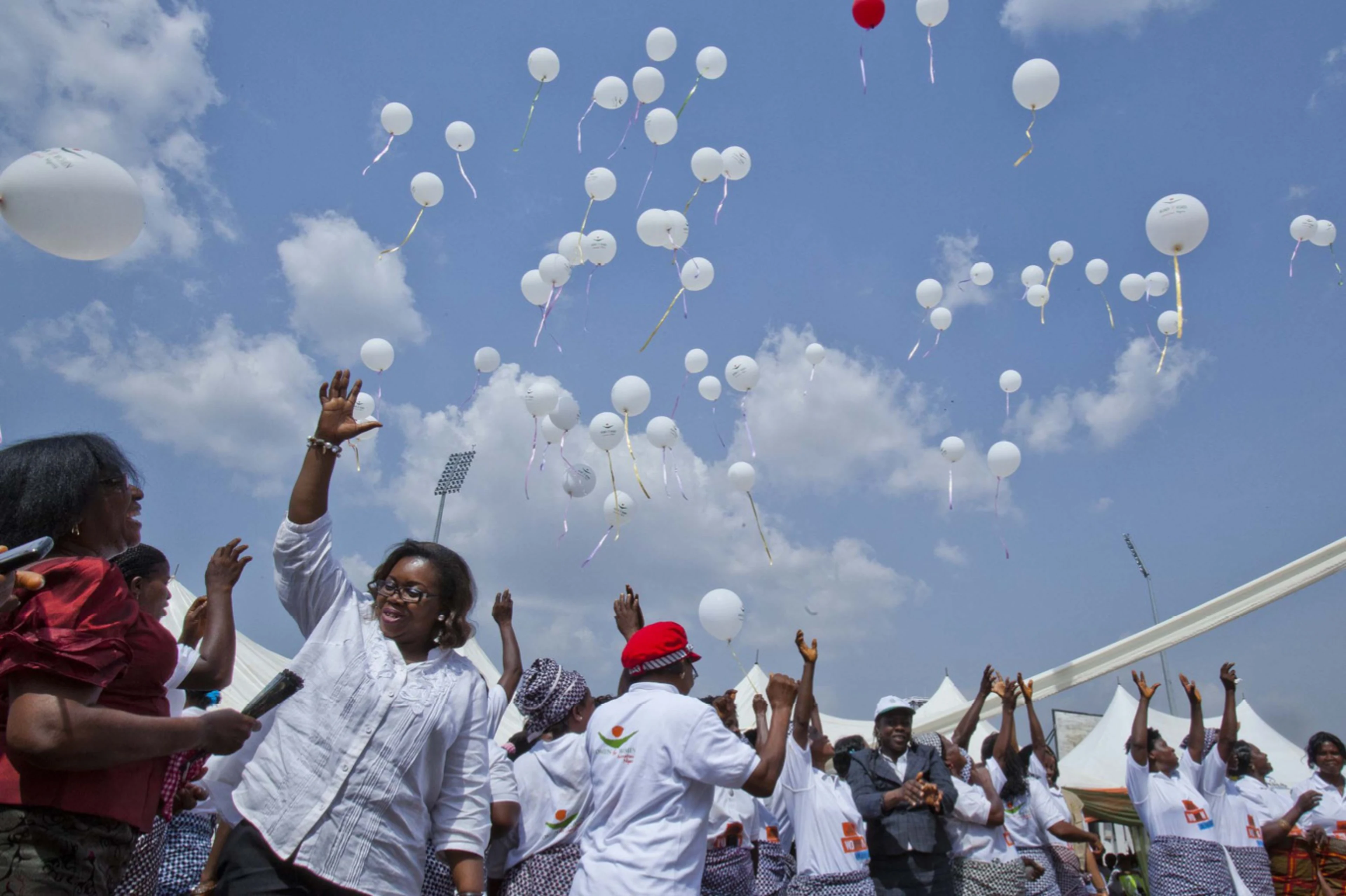 Teilnehmende in Nigeria feiern ihren Abschluss.