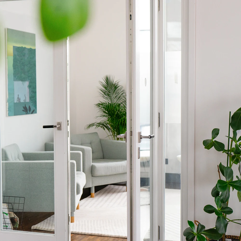 Ein Büro mit einigen Pflanzen