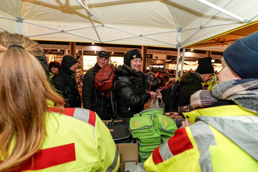Menschen kommen zur Anlaufstelle des ASB.