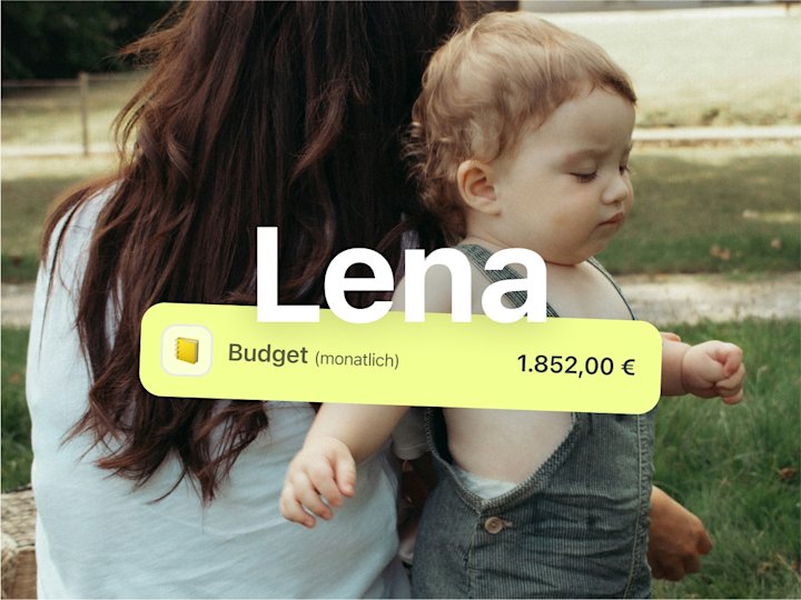 Fotografie: Eine Frau sitzt auf einer Wiese. Sie hat lange dunkle Haare und ist von hinten zu sehen. Ein Kleinkind lehnt sich an sie. Es hat die Augen geschlossen und trägt eine Latzhose.
Test im Bild: Lena, Budget (monatlich): 1.852,00€