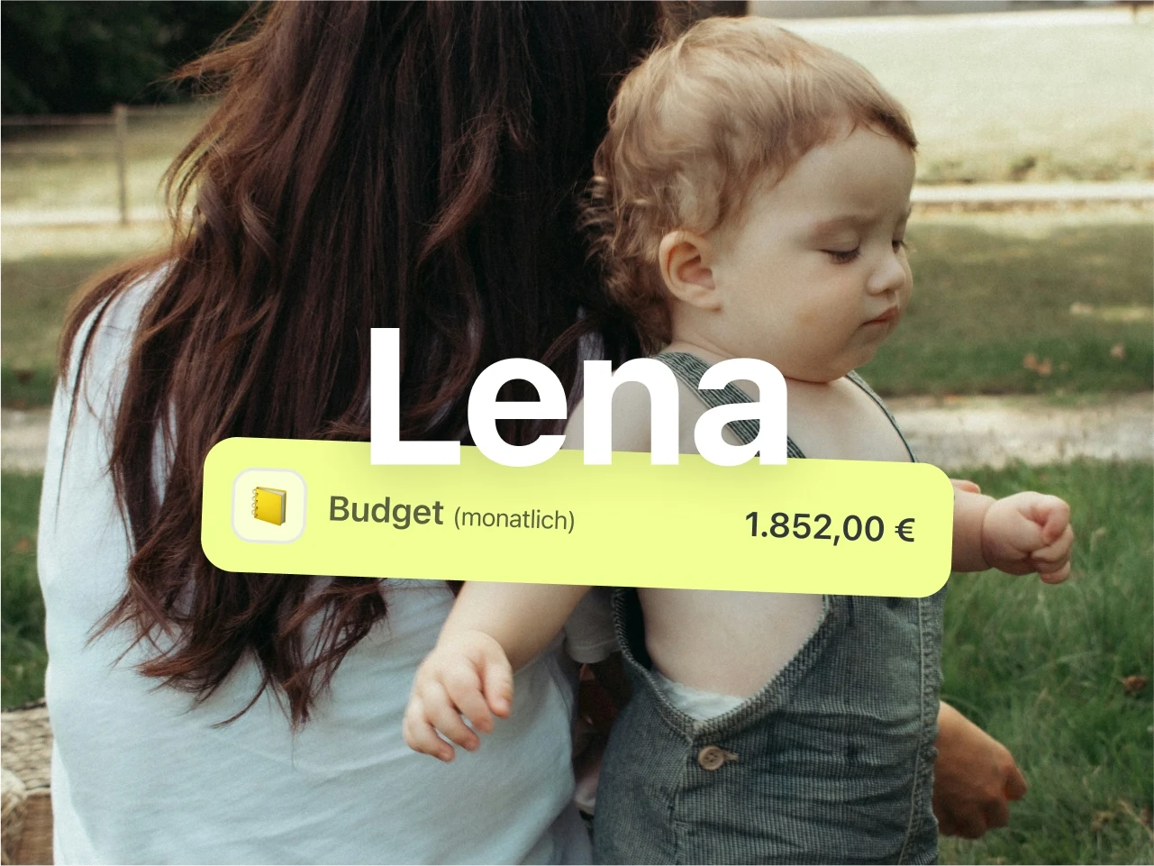 Fotografie: Eine Frau sitzt auf einer Wiese. Sie hat lange dunkle Haare und ist von hinten zu sehen. Ein Kleinkind lehnt sich an sie. Es hat die Augen geschlossen und trägt eine Latzhose. 
Test im Bild: Lena, Budget (monatlich): 1.852,00€