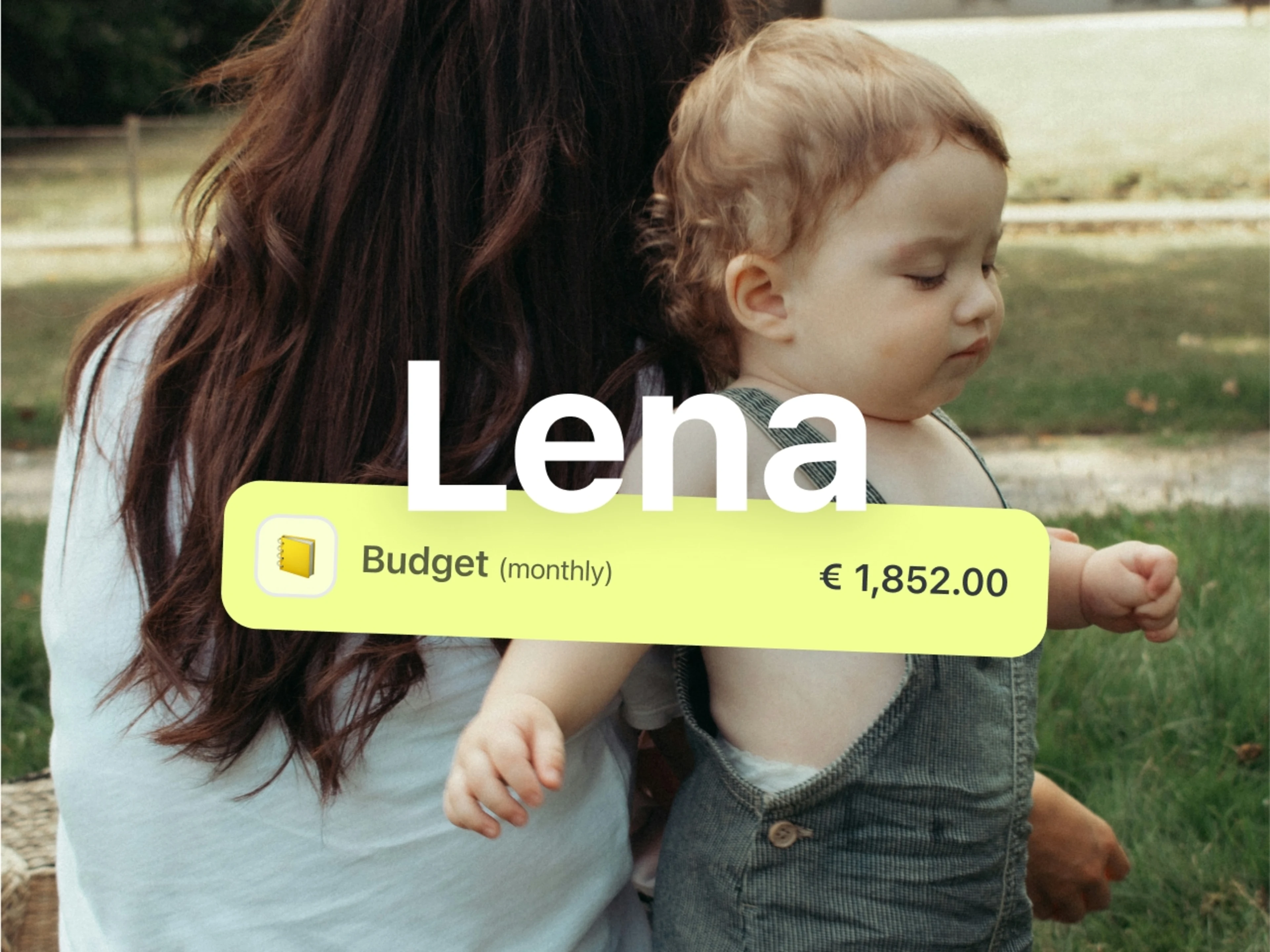 A woman is sitting on a lawn. She has long dark hair and is seen from behind. A toddler is leaning against her. The child has their eyes closed and is wearing dungarees.
Test in the picture: Lena, budget (monthly): €1,852.00