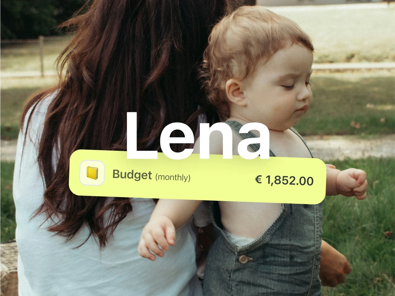 A woman is sitting on a lawn. She has long dark hair and is seen from behind. A toddler is leaning against her. The child has their eyes closed and is wearing dungarees.
Test in the picture: Lena, budget (monthly): €1,852.00