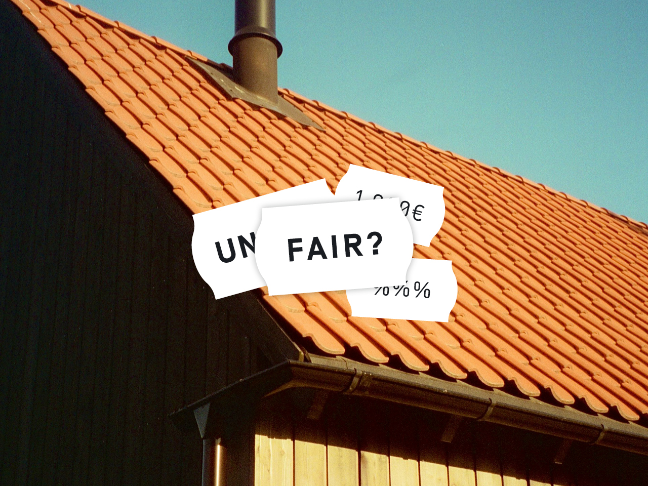 Zu sehen ist ein Haus. Darauf zwei Preisschilder auf denen einmal Prozentzeichen abgebildet sind, einmal das Eurozeichen und die Worte Un und Fair mit einem Fragezeichen stehen. 
