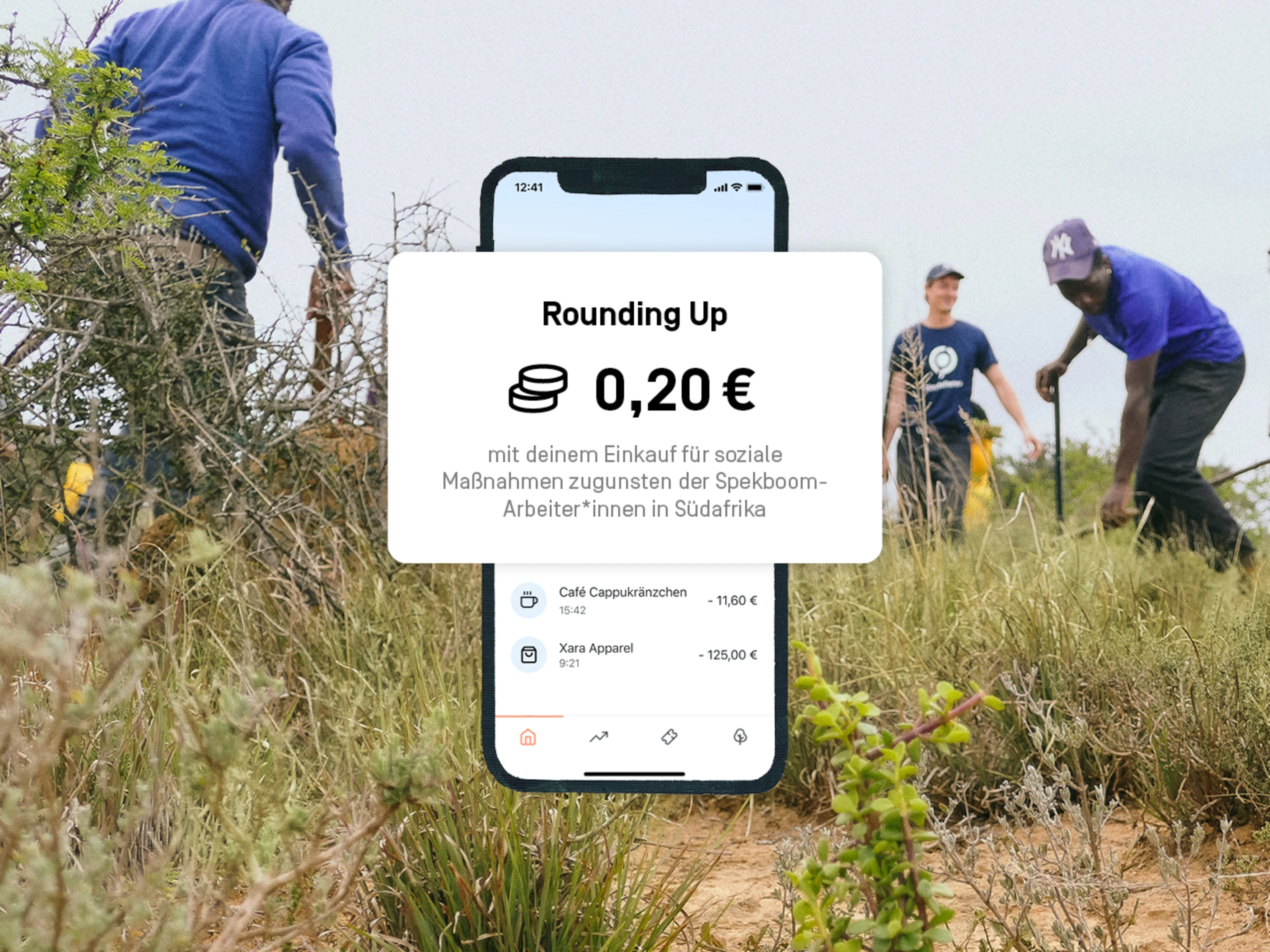Im Hintergrund ist ein Bild zu sehen, auf dem Menschen auf einem Feld arbeiten. Im Vordergrund ist ein Bild des Rounding Up-Features mit dem Text "Rounding up 0,20 € mit deinem Einkauf für soziale
Maßnahmen zugunsten der Spekboom-Arbeiter*innen in Südafrika".