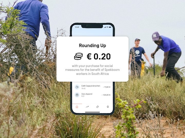 In the background is a picture where men are working on a field. In the front is a picture of the Rounding Up-Feature saying "Rounding Up 0,20 € with your purchase for social measures for the benefit of Spekboom workers in South Africa".