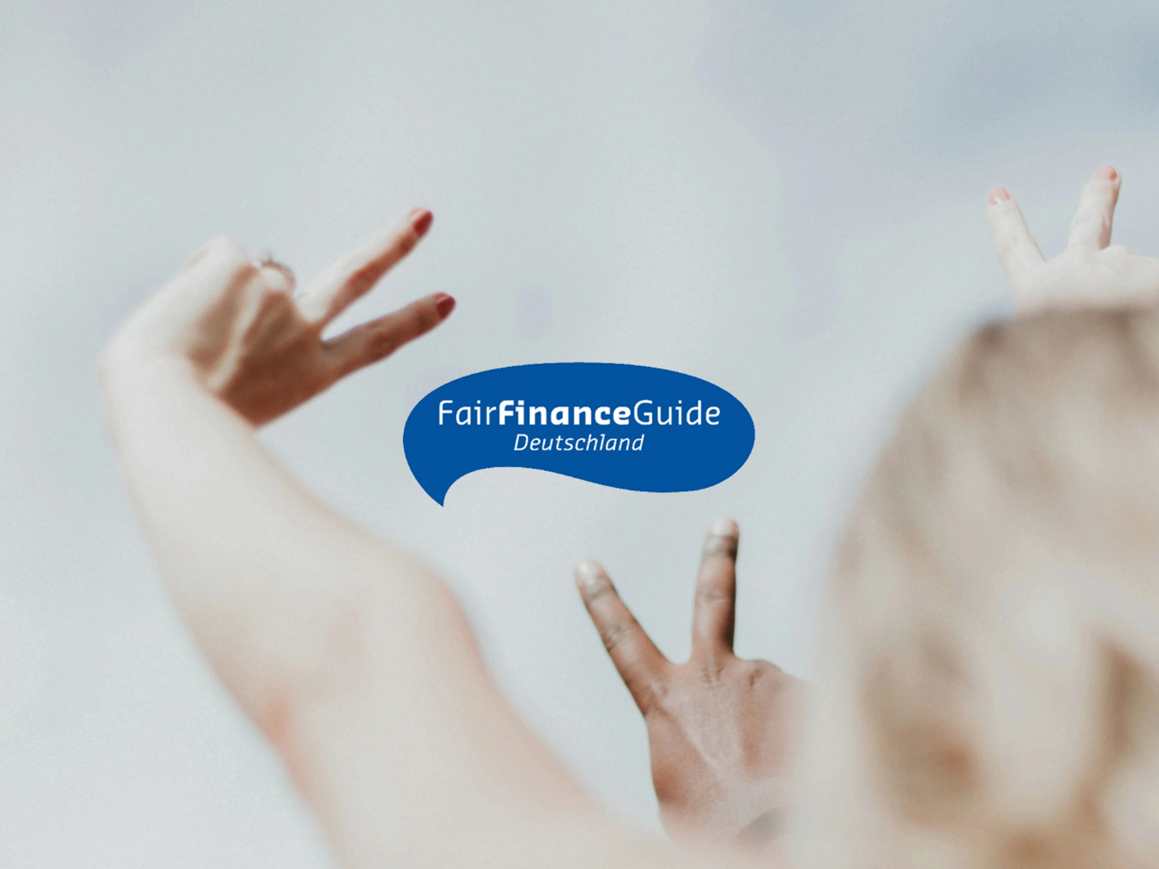 Zu sehen sind verschiedene Hände, die das Peace Zeichen zeigen und das Logo von Fair Finance Deutschland.
