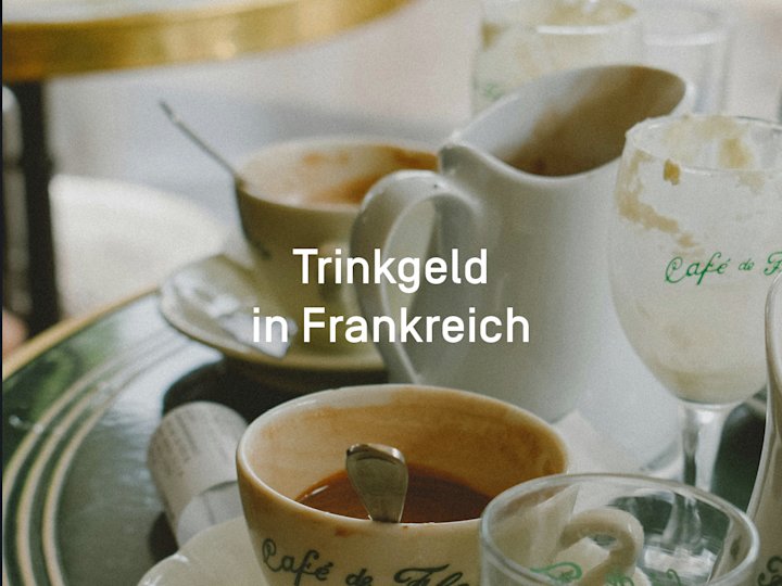 Benutztes Kaffeegeschirr nach einem Café-Besuch auf einem Café-Tisch.