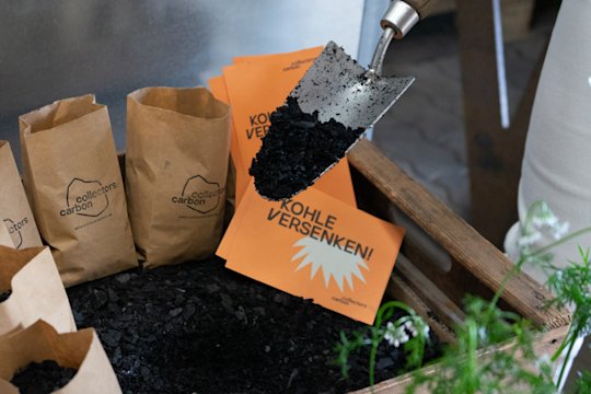 Foto von einer Schaufel mit Kohle bei den Carbon Collectors