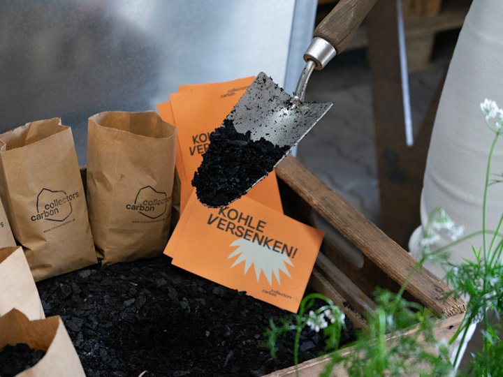 Auf dem Bild zu sehen ist Pflanzenkohle.
