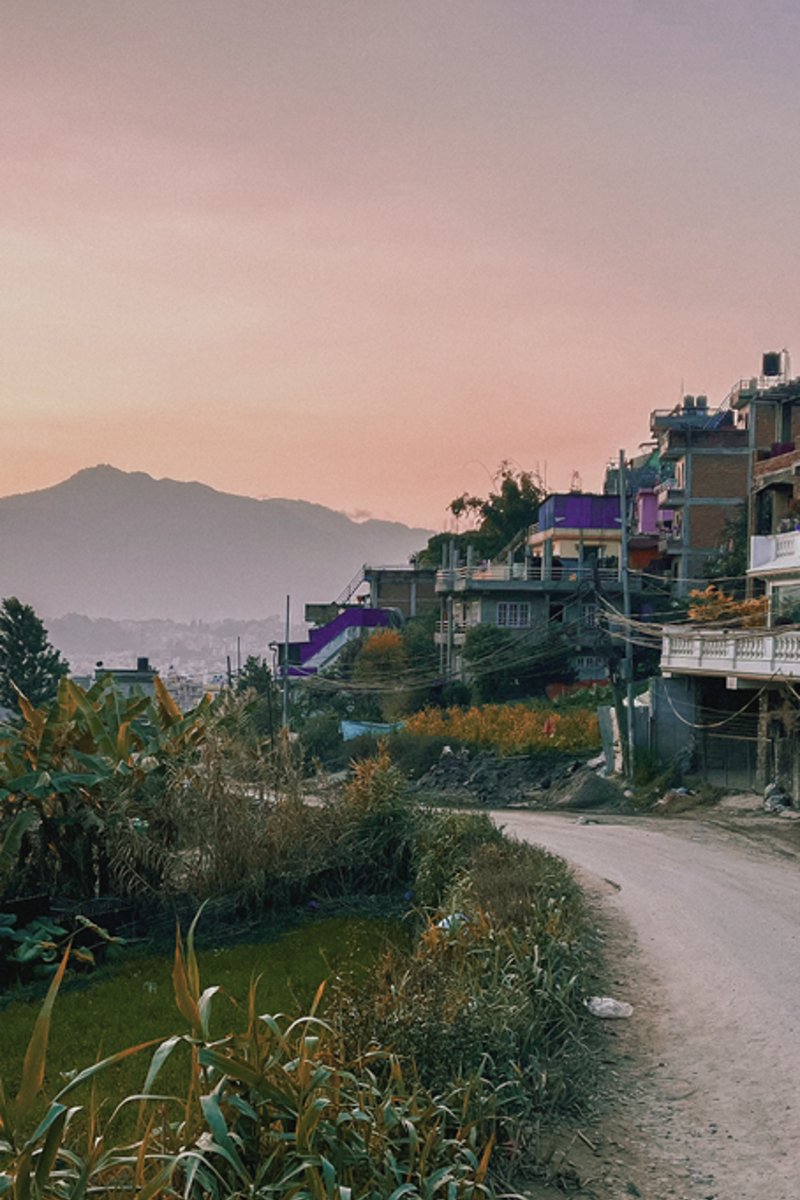 Ein malerisches Straßenbild einer nepalesischen Stadt.