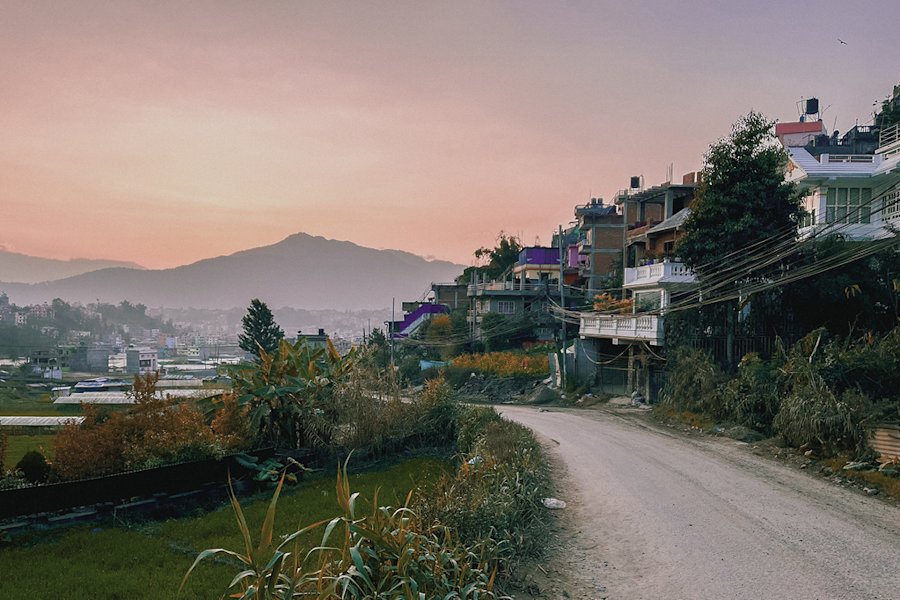 A pitoresk picture of a street in a city in nepal.