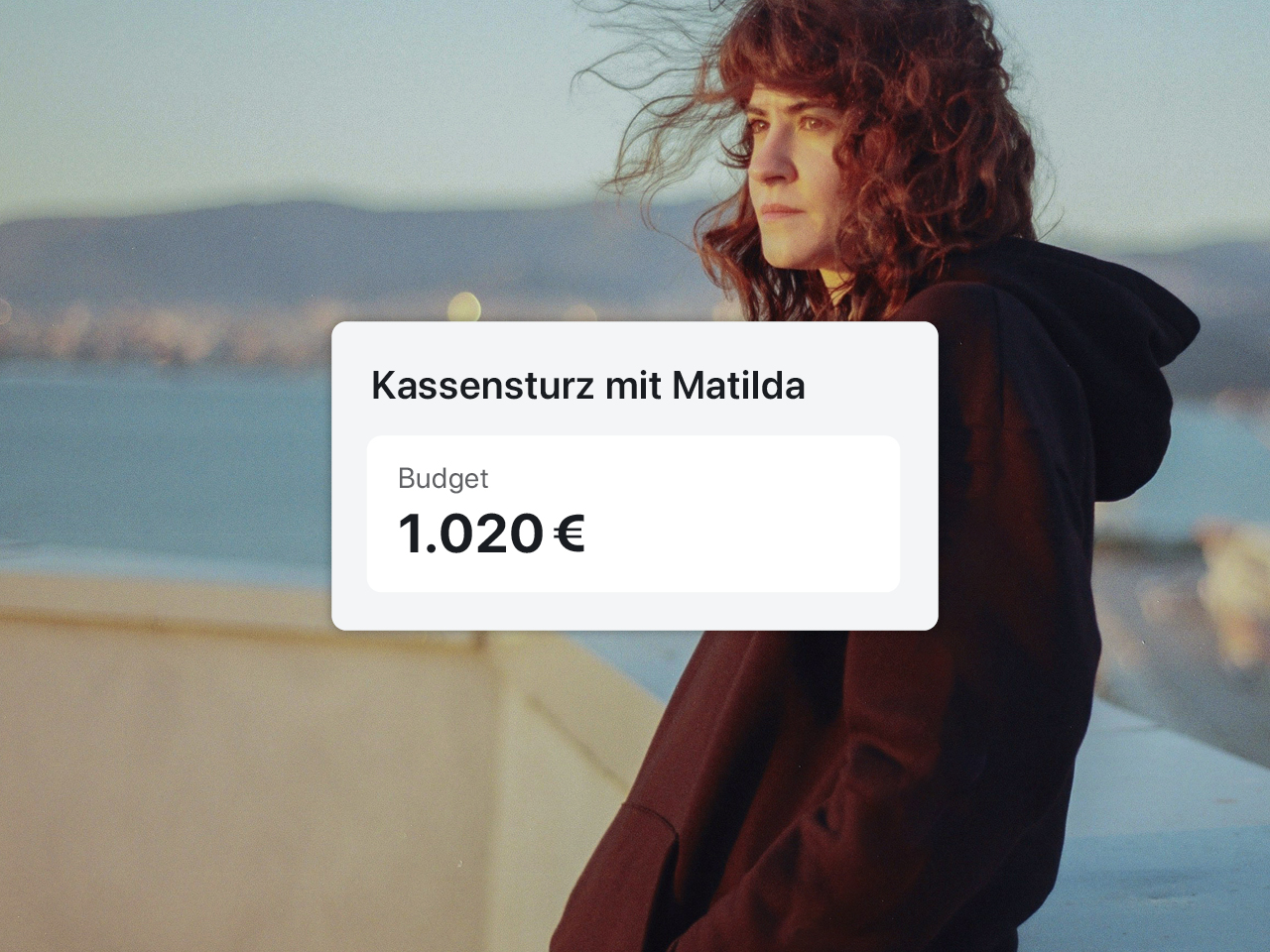 Zu sehen ist eine Frau im Profil, darauf steht die Summe ihres Monatsbudgets von 1.020 Euro.