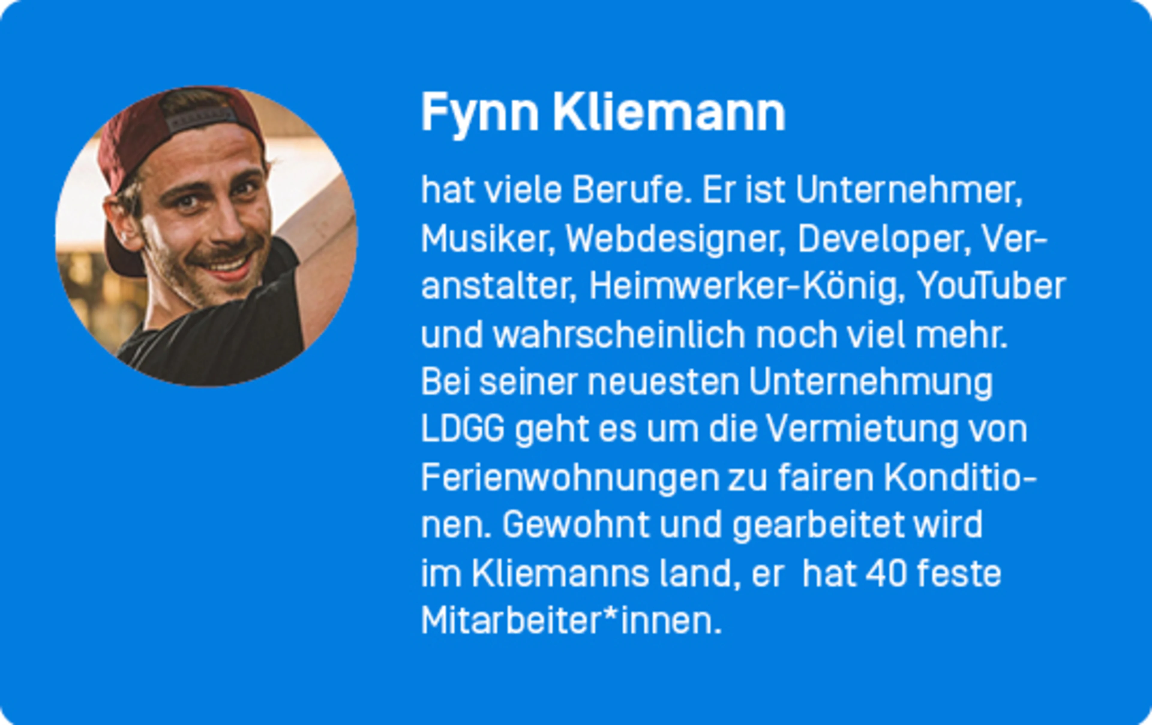 Wie viel Geld er gerade auf dem Konto liegen hat, ob er wegen seiner Finanzen schon mal nachts wach lag und sieben weitere sehr persönliche Fragen zum Thema Geld, hat uns Fynn Kliemann für unsere Reihe „A penny for your thoughts” beantwortet.
Fynn, was war bisher dein größter Fehler beim Thema Geld und was hast du daraus gelernt?
Da hab ich glücklicherweise noch nie so richtig fette Fehler begangen, weil ich früh kapiert habe, wie Geld für mich funktioniert: Ich brauch es nur, um Ideen zu Realität werden zu lassen. Immer wenn ich es für andere Dinge eingesetzt habe, zum Beispiel um schnell mit Geld, mehr Geld verdienen zu wollen, bin ich auf die Schnauze gefallen. Crypto Bot Trading und solche Scherze sind am Ende gerne mal in die Hose gegangen. Wenn ich es aber in mich, meine Pläne und Visionen gesteckt habe, ist bisher in 100 Prozent der Fälle etwas Brauchbares dabei herausgekommen und nur darum geht es mir.
Ich mag keine Wertanlagen und besitze nichts, was ich nur habe, weil es potenziell im Wert steigen könnte. Keine Uhren, Autos oder so einen Quatsch. Alles muss einfach nur funktionieren und mir dann ermöglichen zu funktionieren. Wenn es das tut, kann ich nicht zu viel oder zu wenig dafür ausgegeben haben. Ich ärgere mich etwa nie, wenn ich später herausfinde, dass ich für etwas „zu viel“ bezahlt habe, wenn ich das Gefühl hatte, dass es mir den Preis wert war. Vielleicht hab ich auch nur die Regeln für mich geändert. Ist ja am Ende egal, wenn man so lernt, sich nie über Geld zu ärgern.
Hast du manchmal Angst, alles zu verlieren, was du dir aufgebaut hast?
Als ich mich nach meiner Ausbildung selbstständig gemacht habe, gab es diesen Moment, an dem ich nach ein paar Monaten aufgehört habe, freiwillig in die Arbeitslosenversicherung einzuzahlen. Da hat es irgendwie Klick gemacht. Da wusste ich, ich werde niemals arbeitslos sein. Auf meiner To Do-Liste stehen so viele Dinge, die nicht in zehn Leben passen würden. Ich hab auch vor Instagram Musik gemacht, Videos gedreht und Dinge gegründet. Damals hat mir nur niemand dabei zugesehen. Und wenn Instagram, YouTube und der ganze Kram wegfallen, dann mach ich es halt wieder etwas stiller. Selbst wenn ich keine Lust mehr auf den ganzen Hustle hätte, würde ich in zwei Minuten irgendwo einen neuen Job finden und einfach für jemand anderen etwas von den etlichen Dingen tun, die ich liebe. Ich glaub in ein paar Sachen bin ich sehr gut. Die tue ich gerade nur für das Kliemannsland, ODERSO, LDGG usw.. Das könnte ich doch easy auch für jemand anderen machen.
Hat dich das Thema Geld schon mal schlaflos gemacht?
Klar. Geld nervt. Es nicht zu haben nervt und es zu haben, nervt komischerweise auch. Hätte ich mir früher nie vorstellen können, aber Geld muss immer weg. Es muss irgendwie investiert oder ausgegeben werden. Ich persönlich hab das Problem ja nie. Ich mach das für Firmen. Hier haben wir glücklicherweise immer zehnmal so viele Projekte, wie wir Kohle haben. Ich sehe Geld immer nur als Werkzeug. Der eigentliche Wert interessiert mich überhaupt nicht. Mich interessiert nur, was ich damit alles machen, wen ich davon mit ins Team holen kann und was es ermöglicht. Leider hat das Thema mittlerweile einen großen Teil meines Lebens eingenommen und das versuche ich gerade schnellstmöglich überall zu ändern. Ich gebe Geschäftsführungen ab, ziehe mich so oft es geht aus Terminen mit den Steuerberater:innen heraus und will nur noch kreativ arbeiten. Da hat Geld nämlich wirklich gar nichts verloren. Das ist mein Ziel für die nächsten zwölf Monate: Überall raus, wo es um Geld geht und nur noch über die Zukunft nachdenken.
Wie fühlt sich das an, finanzielle Verantwortung für andere zu tragen?
Als unsere erste Mitarbeiterin schwanger geworden ist, dachte ich kurz: Oh Shit, jetzt muss unser Quatsch hier ne Familie ernähren. Aber kurz danach war ich auch ein bisschen stolz und seit das Kind zum Kindergarten geht, bin ich tiefenentspannt. Ich bin wirklich der Meinung, dass ich das beste Team der Welt um mich herum habe. Nirgends habe ich ähnlich gute und engagierte Mitarbeiter*innen gesehen. Und sollte ich wirklich mal irgendwann was gegen die Wand fahren, telefoniere ich einen Tag und hab alle sicher untergebracht. Versuchen ja jetzt schon ständig alle die abzuwerben. (lacht)
Eine der ersten Google Suche-Treffer mit deinem Namen ist die Frage nach deinem Vermögen. Warum glaubst du, wollen die Menschen so gerne wissen, ob du reich bist – und weil es uns auch interessiert: Nenn mal bitte ein paar Zahlen.
Verstehe ich ja voll. Geld interessiert jede*n. Nicht nur bei mir. Ich wette mit dir, jede:r würde seine Freunde*innen und Kolleg*innen googeln, wenn sie wüssten im Internet stände irgendwo deren Kontostand. Bei Personen aus der Öffentlichkeit versucht man dann immer Klicks, Follower usw. zu beziffern. Bei mir war das immer schon n bisschen schwerer, weil ich eben keine Werbung auf YouTube geschaltet habe oder Testimonial-Deals mache. Da kannste nix ablesen, weil ich damit nichts verdiene. Ich habe seit elf Jahren eine Anstellung bei herrlich media. Da verdiene ich 2.479,59€ im Monat, aber als Selbstständiger muss ich davon ja noch alle Versicherungen etc. bezahlen – es bleibt also die Hälfte übrig oder so. Ich brauch ja auch nix.
Alles, was ich davon im Monat bezahle, ist ein bisschen Abtrag für unser Haus, Tabak und Lebensmittel. Ich bin weder im Kliemannsland angestellt, noch bei LDGG oder sonst wo. Privat reich zu sein ist, ist das am wenigsten Erstrebenswerte was ich mir vorstellen kann. Geld brauchen die Unternehmen, mit denen ich versuche unvorstellbare Dinge zu tun. Diese Firmen zahlen logischerweise dann auch alles was ich zum Arbeiten brauche und da ich nur arbeite, brauche ich kein privates Vermögen. Tim Mälzer hat mich mal gefragt, ob ich schon ne Million auf dem Konto habe. Ich hab gesagt: Ich bin doch nicht dumm. Nur Dumme, oder komplett einfallslose Menschen haben eine Millionen Euro auf dem Konto. Er hat genickt und gesagt: Sehr gut, sehe ich genauso. Geld muss weg.
Was kann Geld, was Talent nicht kann?
Geld kann Talent sichtbarer machen und gibt Unabhängigkeit. Es macht dich unabhängig von Menschen die nicht an dich und deine Ideen glauben. Es ist im Alltag mein nötiger Mittelfinger im Werkzeugkasten, um einfach zu machen und nachher sagen zu können: „Hab ich doch gesagt“. Außerdem ist es die Sprache der Kapitalist*innen von denen du jeden Tag umgeben bist. Um in unserer kapitalistischen Welt etwas zu bewegen, zu verändern oder sich selbst zu verwirklichen, musst diese Sprache auch sprechen.
Was würdest du selbst sagen: Bist du einfach sehr mutig, was den Umgang mit Geld angeht oder sind da doch auch Privilegien im Spiel? Also kommst du zB. aus einer Familie mit viel Geld?
Wie oft ich schon irgendwo in Reddit-Foren gelesen habe, von wem ich alles was geerbt habe.... Abgesehen davon, dass ich als weißer deutscher Mann einen vollkommen andere Start hatte als so viele Menschen da draußen, bin ich genauso blank losgezogen, wie die meisten hier. Die ersten zwei Jahre haben wir uns 400 Euro im Monat ausgezahlt und sieben Tage die Woche, zwölf Stunden am Tag aus dem Keller eines Kumpels programmiert. Seitdem mag ich Arbeiten irgendwie – wenn man das was ich tue, so nennen kann – und ziehe es eben allen anderen Dingen vor. Ich war schon immer lieber Samstagnacht zu Hause, schreibe an Konzepten, arbeite an Designs oder feile an Beats, als in irgendwelchen Clubs rumzuhängen. Ich habe keine Freund*innen, nur Kolleg*innen. Klingt immer so hart, aber mit jedem Menschen mit dem ich Zeit verbringe, arbeite ich auch irgendwie zusammen und sonst hat keiner so richtig Platz in meinem Leben. Ich mag keine Freizeit und häng nie rum. Ich fahr nie irgendwo hin, wenn es nicht unbedingt notwendig ist oder ich zehn Dinge auf einmal damit erledigen kann. Ich hab mir hier die perfekte Infrastruktur gebaut. Alles ist da, alle sind hergezogen. Effektiver geht's nicht.
Wie viele deiner Ideen waren erfolgreich, wie viele hast du in den Sand gesetzt?
Ich kann ziemlich stolz sagen, dass bisher alles, was ich jemals alleine gemacht habe, funktioniert hat. Ich höre einfach nicht auf, bis es geklappt hat. Das ist ne einfache Taktik. Wenn du immer solange weitermachst, bis es funktioniert, scheiterst du nie.
Jetzt mal konkret: Verrätst du uns deinen Kontostand, den Wert in Immobilien und anderen Anlageobjekten?
Puh. Auf meinem Privatkonto sind 4.781,67€. Die meisten Immobilien gehören noch der Sparkasse, aber das sind sicher ein paar Millionen. Firmenbeteiligungen kann ich schwer einschätzen, aber ich war früh bei Crypto dabei (grinst).
Autorenbio: Fynn Kliemann hat viele Berufe. Er ist Unternehmer, Musiker, Webdesigner, Developer, Veranstalter, Heimwerker-König, YouTuber und wahrscheinlich noch viel mehr. Bei seiner neuesten Unternehmung LDGG geht es um die Vermietung von Ferienwohnungen zu fairen Konditionen. Gewohnt und gearbeitet wird im Kliemannsland, er hat 40 feste Mitarbeiter*innen.