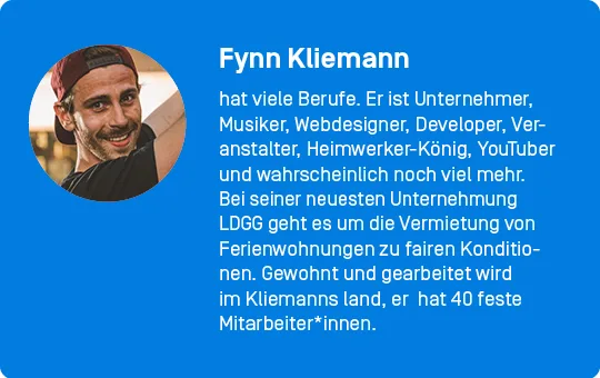 Wie viel Geld er gerade auf dem Konto liegen hat, ob er wegen seiner Finanzen schon mal nachts wach lag und sieben weitere sehr persönliche Fragen zum Thema Geld, hat uns Fynn Kliemann für unsere Reihe „A penny for your thoughts” beantwortet. 

Fynn, was war bisher dein größter Fehler beim Thema Geld und was hast du daraus gelernt?
Da hab ich glücklicherweise noch nie so richtig fette Fehler begangen, weil ich früh kapiert habe, wie Geld für mich funktioniert: Ich brauch es nur, um Ideen zu Realität werden zu lassen. Immer wenn ich es für andere Dinge eingesetzt habe, zum Beispiel um schnell mit Geld, mehr Geld verdienen zu wollen, bin ich auf die Schnauze gefallen. Crypto Bot Trading und solche Scherze sind am Ende gerne mal in die Hose gegangen. Wenn ich es aber in mich, meine Pläne und Visionen gesteckt habe, ist bisher in 100 Prozent der Fälle etwas Brauchbares dabei herausgekommen und nur darum geht es mir.
Ich mag keine Wertanlagen und besitze nichts, was ich nur habe, weil es potenziell im Wert steigen könnte. Keine Uhren, Autos oder so einen Quatsch. Alles muss einfach nur funktionieren und mir dann ermöglichen zu funktionieren. Wenn es das tut, kann ich nicht zu viel oder zu wenig dafür ausgegeben haben. Ich ärgere mich etwa nie, wenn ich später herausfinde, dass ich für etwas „zu viel“ bezahlt habe, wenn ich das Gefühl hatte, dass es mir den Preis wert war. Vielleicht hab ich auch nur die Regeln für mich geändert. Ist ja am Ende egal, wenn man so lernt, sich nie über Geld zu ärgern. 
Hast du manchmal Angst, alles zu verlieren, was du dir aufgebaut hast? 
Als ich mich nach meiner Ausbildung selbstständig gemacht habe, gab es diesen Moment, an dem ich nach ein paar Monaten aufgehört habe, freiwillig in die Arbeitslosenversicherung einzuzahlen. Da hat es irgendwie Klick gemacht. Da wusste ich, ich werde niemals arbeitslos sein. Auf meiner To Do-Liste stehen so viele Dinge, die nicht in zehn Leben passen würden. Ich hab auch vor Instagram Musik gemacht, Videos gedreht und Dinge gegründet. Damals hat mir nur niemand dabei zugesehen. Und wenn Instagram, YouTube und der ganze Kram wegfallen, dann mach ich es halt wieder etwas stiller. Selbst wenn ich keine Lust mehr auf den ganzen Hustle hätte, würde ich in zwei Minuten irgendwo einen neuen Job finden und einfach für jemand anderen etwas von den etlichen Dingen tun, die ich liebe. Ich glaub in ein paar Sachen bin ich sehr gut. Die tue ich gerade nur für das Kliemannsland, ODERSO, LDGG usw.. Das könnte ich doch easy auch für jemand anderen machen. 
Hat dich das Thema Geld schon mal schlaflos gemacht?
Klar. Geld nervt. Es nicht zu haben nervt und es zu haben, nervt komischerweise auch. Hätte ich mir früher nie vorstellen können, aber Geld muss immer weg. Es muss irgendwie investiert oder ausgegeben werden. Ich persönlich hab das Problem ja nie. Ich mach das für Firmen. Hier haben wir glücklicherweise immer zehnmal so viele Projekte, wie wir Kohle haben. Ich sehe Geld immer nur als Werkzeug. Der eigentliche Wert interessiert mich überhaupt nicht. Mich interessiert nur, was ich damit alles machen, wen ich davon mit ins Team holen kann und was es ermöglicht. Leider hat das Thema mittlerweile einen großen Teil meines Lebens eingenommen und das versuche ich gerade schnellstmöglich überall zu ändern. Ich gebe Geschäftsführungen ab, ziehe mich so oft es geht aus Terminen mit den Steuerberater:innen heraus und will nur noch kreativ arbeiten. Da hat Geld nämlich wirklich gar nichts verloren. Das ist mein Ziel für die nächsten zwölf Monate: Überall raus, wo es um Geld geht und nur noch über die Zukunft nachdenken.
Wie fühlt sich das an, finanzielle Verantwortung für andere zu tragen? 
Als unsere erste Mitarbeiterin schwanger geworden ist, dachte ich kurz: Oh Shit, jetzt muss unser Quatsch hier ne Familie ernähren. Aber kurz danach war ich auch ein bisschen stolz und seit das Kind zum Kindergarten geht, bin ich tiefenentspannt. Ich bin wirklich der Meinung, dass ich das beste Team der Welt um mich herum habe. Nirgends habe ich ähnlich gute und engagierte Mitarbeiter*innen gesehen. Und sollte ich wirklich mal irgendwann was gegen die Wand fahren, telefoniere ich einen Tag und hab alle sicher untergebracht. Versuchen ja jetzt schon ständig alle die abzuwerben. (lacht)
Eine der ersten Google Suche-Treffer mit deinem Namen ist die Frage nach deinem Vermögen. Warum glaubst du, wollen die Menschen so gerne wissen, ob du reich bist – und weil es uns auch interessiert: Nenn mal bitte ein paar Zahlen.
Verstehe ich ja voll. Geld interessiert jede*n. Nicht nur bei mir. Ich wette mit dir, jede:r würde seine Freunde*innen und Kolleg*innen googeln, wenn sie wüssten im Internet stände irgendwo deren Kontostand. Bei Personen aus der Öffentlichkeit versucht man dann immer Klicks, Follower usw. zu beziffern. Bei mir war das immer schon n bisschen schwerer, weil ich eben keine Werbung auf YouTube  geschaltet habe oder Testimonial-Deals mache. Da kannste nix ablesen, weil ich damit nichts verdiene. Ich habe seit elf Jahren eine Anstellung bei herrlich media. Da verdiene ich 2.479,59€ im Monat, aber als Selbstständiger muss ich davon ja noch alle Versicherungen etc. bezahlen – es bleibt also die Hälfte übrig oder so. Ich brauch ja auch nix. 
Alles, was ich davon im Monat bezahle, ist ein bisschen Abtrag für unser Haus, Tabak und Lebensmittel. Ich bin weder im Kliemannsland angestellt, noch bei LDGG oder sonst wo. Privat reich zu sein ist, ist das am wenigsten Erstrebenswerte was ich mir vorstellen kann. Geld brauchen die Unternehmen, mit denen ich versuche unvorstellbare Dinge zu tun. Diese Firmen zahlen logischerweise dann auch alles was ich zum Arbeiten brauche und da ich nur arbeite, brauche ich kein privates Vermögen. Tim Mälzer hat mich mal gefragt, ob ich schon ne Million auf dem Konto habe. Ich hab gesagt: Ich bin doch nicht dumm. Nur Dumme, oder komplett einfallslose Menschen haben eine Millionen Euro auf dem Konto. Er hat genickt und gesagt: Sehr gut, sehe ich genauso. Geld muss weg.
Was kann Geld, was Talent nicht kann?
Geld kann Talent sichtbarer machen und gibt Unabhängigkeit. Es macht dich unabhängig von Menschen die nicht an dich und deine Ideen glauben. Es ist im Alltag mein nötiger Mittelfinger im Werkzeugkasten, um einfach zu machen und nachher sagen zu können: „Hab ich doch gesagt“. Außerdem ist es die Sprache der Kapitalist*innen von denen du jeden Tag umgeben bist. Um in unserer kapitalistischen Welt etwas zu bewegen, zu verändern oder sich selbst zu verwirklichen, musst diese Sprache auch sprechen. 
Was würdest du selbst sagen: Bist du einfach sehr mutig, was den Umgang mit Geld angeht oder sind da doch auch Privilegien im Spiel? Also kommst du zB. aus einer Familie mit viel Geld?
Wie oft ich schon irgendwo in Reddit-Foren gelesen habe, von wem ich alles was geerbt habe.... Abgesehen davon, dass ich als weißer deutscher Mann einen vollkommen andere Start hatte als so viele Menschen da draußen, bin ich genauso blank losgezogen, wie die meisten hier. Die ersten zwei Jahre haben wir uns 400 Euro im Monat ausgezahlt und sieben Tage die Woche, zwölf Stunden am Tag aus dem Keller eines Kumpels programmiert. Seitdem mag ich Arbeiten irgendwie – wenn man das was ich tue, so nennen kann – und ziehe es eben allen anderen Dingen vor. Ich war schon immer lieber Samstagnacht zu Hause, schreibe an Konzepten, arbeite an Designs oder feile an Beats, als in irgendwelchen Clubs rumzuhängen. Ich habe keine Freund*innen, nur Kolleg*innen. Klingt immer so hart, aber mit jedem Menschen mit dem ich Zeit verbringe, arbeite ich auch irgendwie zusammen und sonst hat keiner so richtig Platz in meinem Leben. Ich mag keine Freizeit und häng nie rum. Ich fahr nie irgendwo hin, wenn es nicht unbedingt notwendig ist oder ich zehn Dinge auf einmal damit erledigen kann. Ich hab mir hier die perfekte Infrastruktur gebaut. Alles ist da, alle sind hergezogen. Effektiver geht's nicht.
Wie viele deiner Ideen waren erfolgreich, wie viele hast du in den Sand gesetzt?
Ich kann ziemlich stolz sagen, dass bisher alles, was ich jemals alleine gemacht habe, funktioniert hat. Ich höre einfach nicht auf, bis es geklappt hat. Das ist ne einfache Taktik. Wenn du immer solange weitermachst, bis es funktioniert, scheiterst du nie. 
Jetzt mal konkret: Verrätst du uns deinen Kontostand, den Wert in Immobilien und anderen Anlageobjekten?
Puh. Auf meinem Privatkonto sind 4.781,67€. Die meisten Immobilien gehören noch der Sparkasse, aber das sind sicher ein paar Millionen. Firmenbeteiligungen kann ich schwer einschätzen, aber ich war früh bei Crypto dabei (grinst).
 
Autorenbio: Fynn Kliemann hat viele Berufe. Er ist Unternehmer, Musiker, Webdesigner, Developer, Veranstalter, Heimwerker-König, YouTuber und wahrscheinlich noch viel mehr. Bei seiner neuesten Unternehmung LDGG geht es um die Vermietung von Ferienwohnungen zu fairen Konditionen. Gewohnt und gearbeitet wird im Kliemannsland, er  hat 40 feste Mitarbeiter*innen.  
