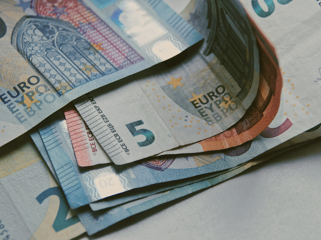 Verschiedene Euro-Geldscheine: ein 5€ Schein, ein 10€ Schein und mehrere 20€ Scheine