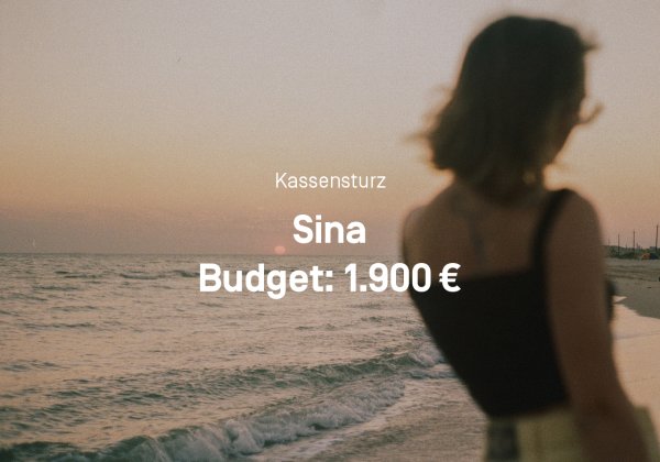 Fotografie einer Frau am Strand. In der Mitte des Bildes steht "Kassensturz Sina, Budget: 1.900 €