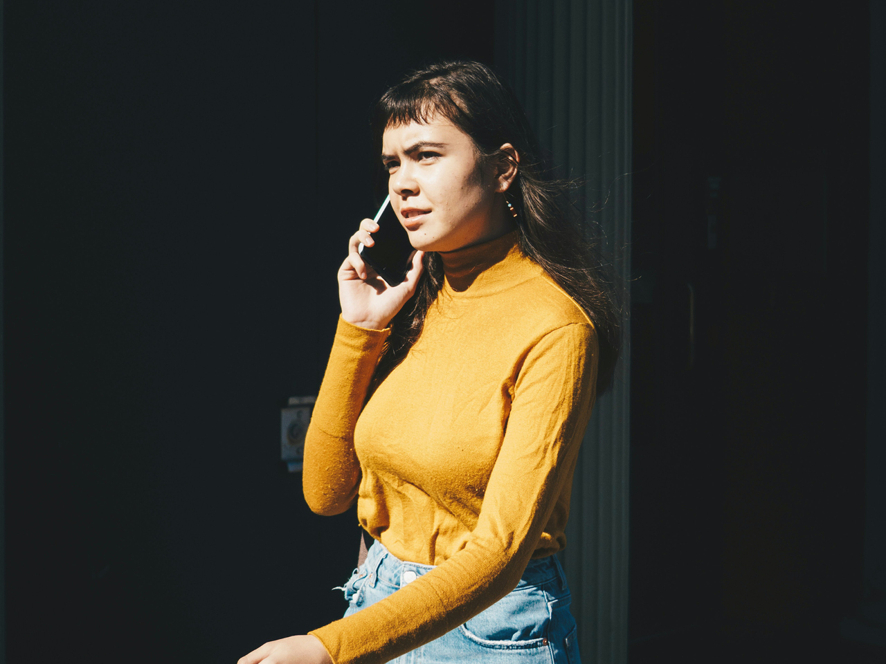 Eine Person telefoniert.