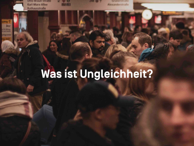 Foto von belebter Bahnstation, darauf Text "Was ist Ungleichheit"