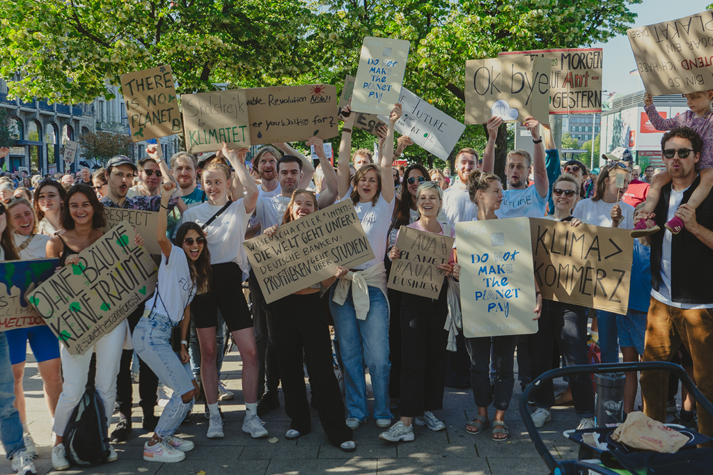 Das Tomorrow-Team und viele Unterstützer*innen der „Our Planet, Our Business"-Aktion auf dem globalen Klimastreik.