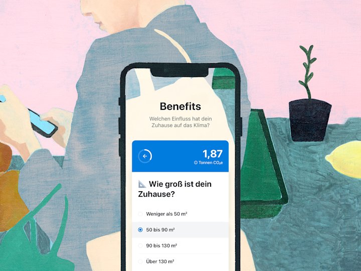 Gemälde, Frau schaut auf ihr Smartphone mit einer Vorschau, in dem der Bereich mit dem Energie Rechnerr in der App sichtbar ist.