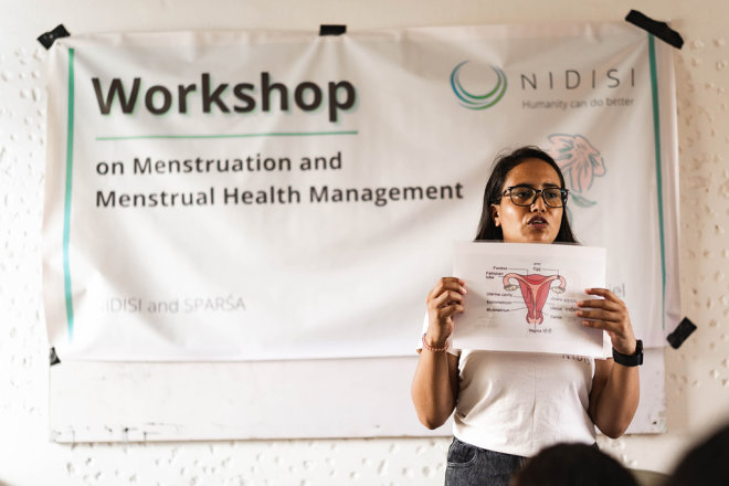 Das Bild zeigt Impressionen aus den Workshops zur Aufklärung über die Menstruation.