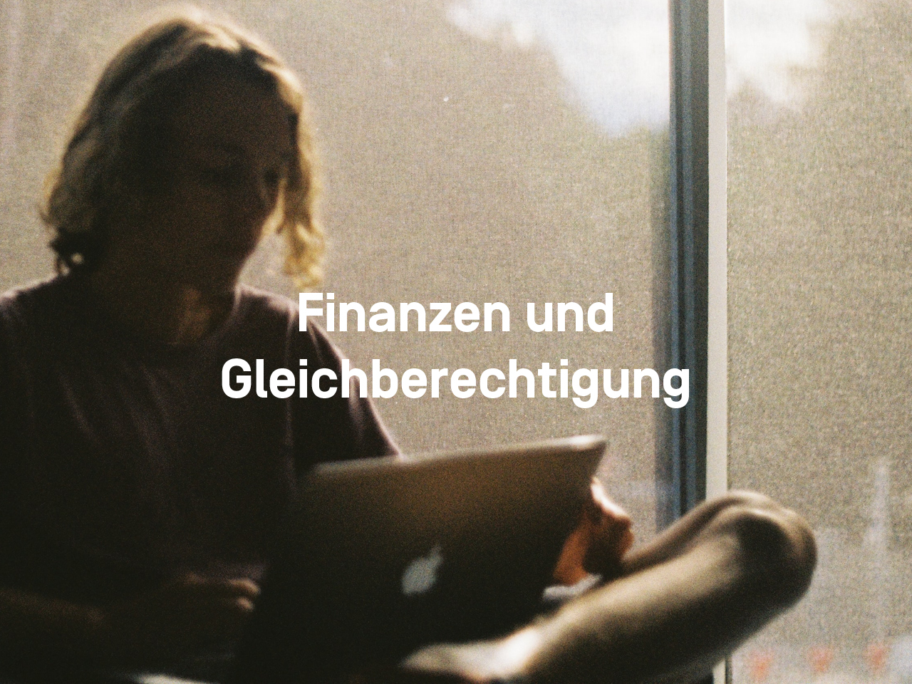 Frau mit Computer. Text: Gleichberechtigung und Finanzen. 
