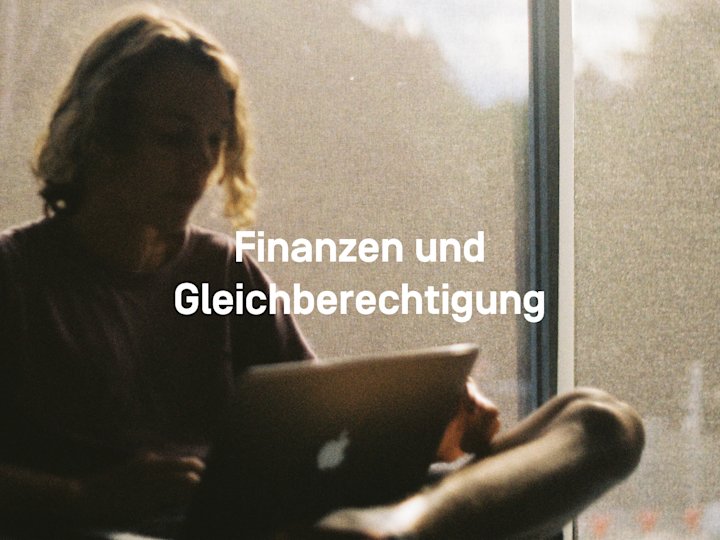 Frau mit Computer. Text: Gleichberechtigung und Finanzen.