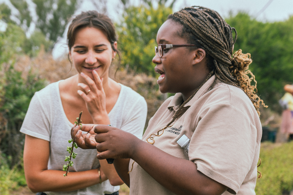 Auf dem Bild zu sehen ist Marion aus dem Tomorrow Team und eine Mitarbeiterin des Spekboom-Reanturierungsprojekts vor Ort in Südafrika