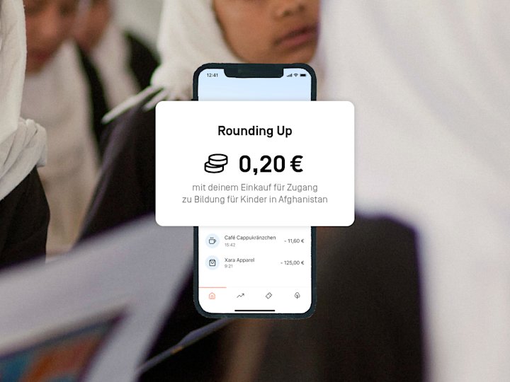 Fotografie mit Ansicht von Mädchen im Klassenzimmer. Darauf Text: Rounding Up: 0,20 € mit deinem Einkauf für Zugang zu Bildung für Kinder in Afghanistan