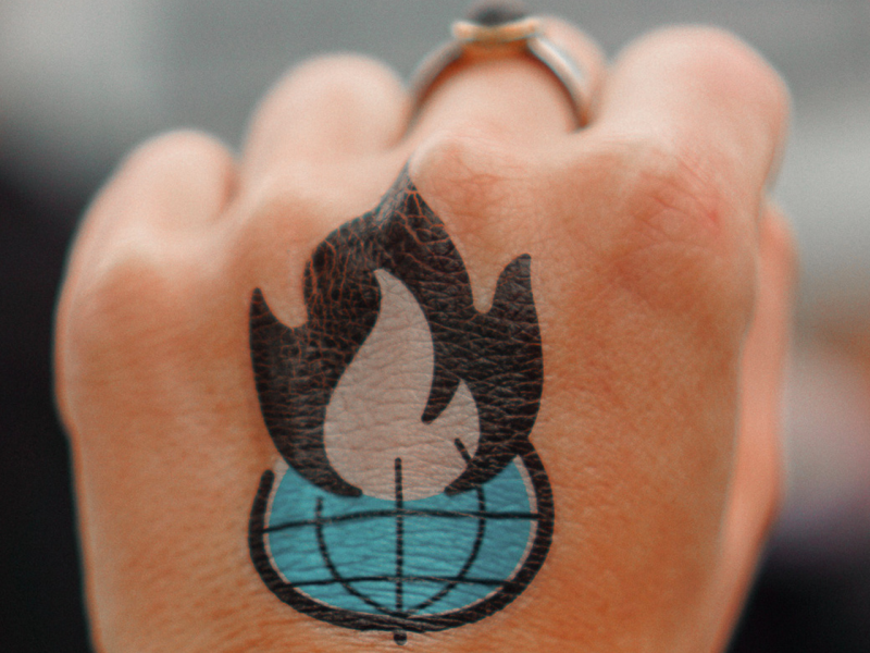 Faust mit Flammen-Tattoo 