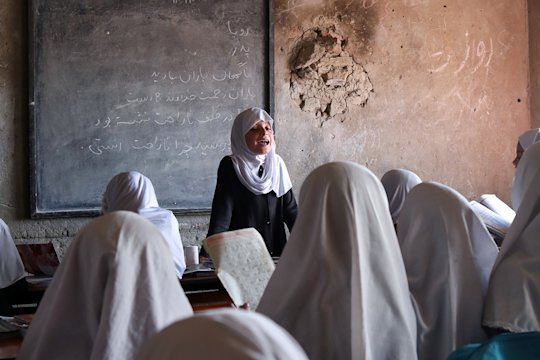 Fotografie eines Klassenraums mit Schülerinnen