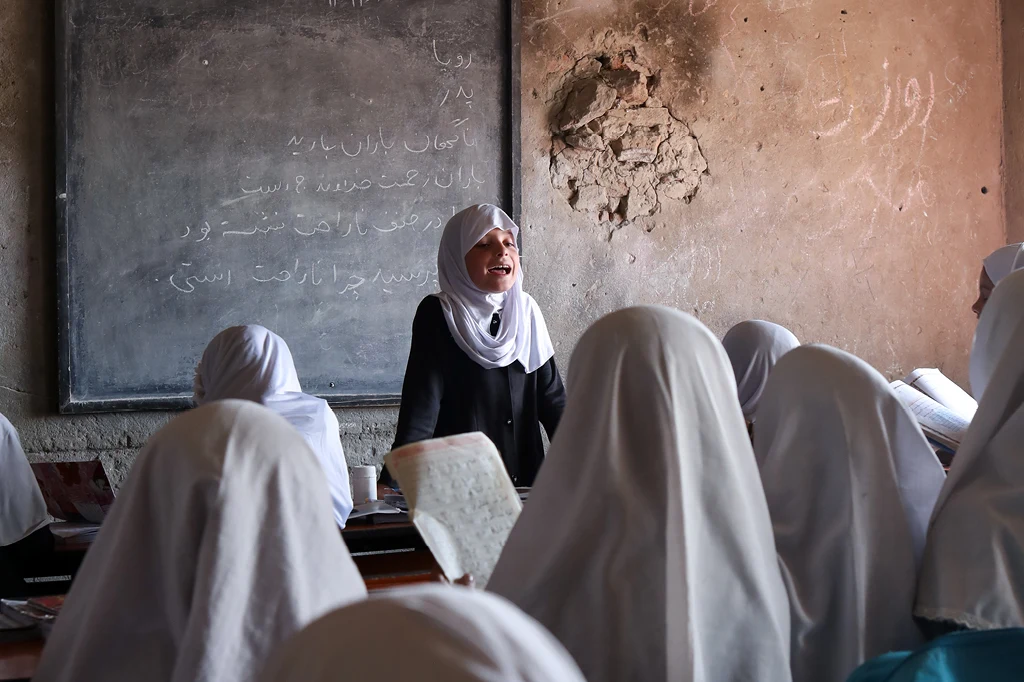 Fotografie eines Klassenraums mit Schülerinnen