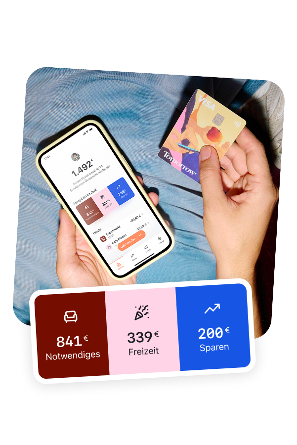 Eine Person, die in der linken Hand ein Smartphone mit geöffneter Tomorrow-App und in der rechten Hand die Tomorrow-Karte hält.
