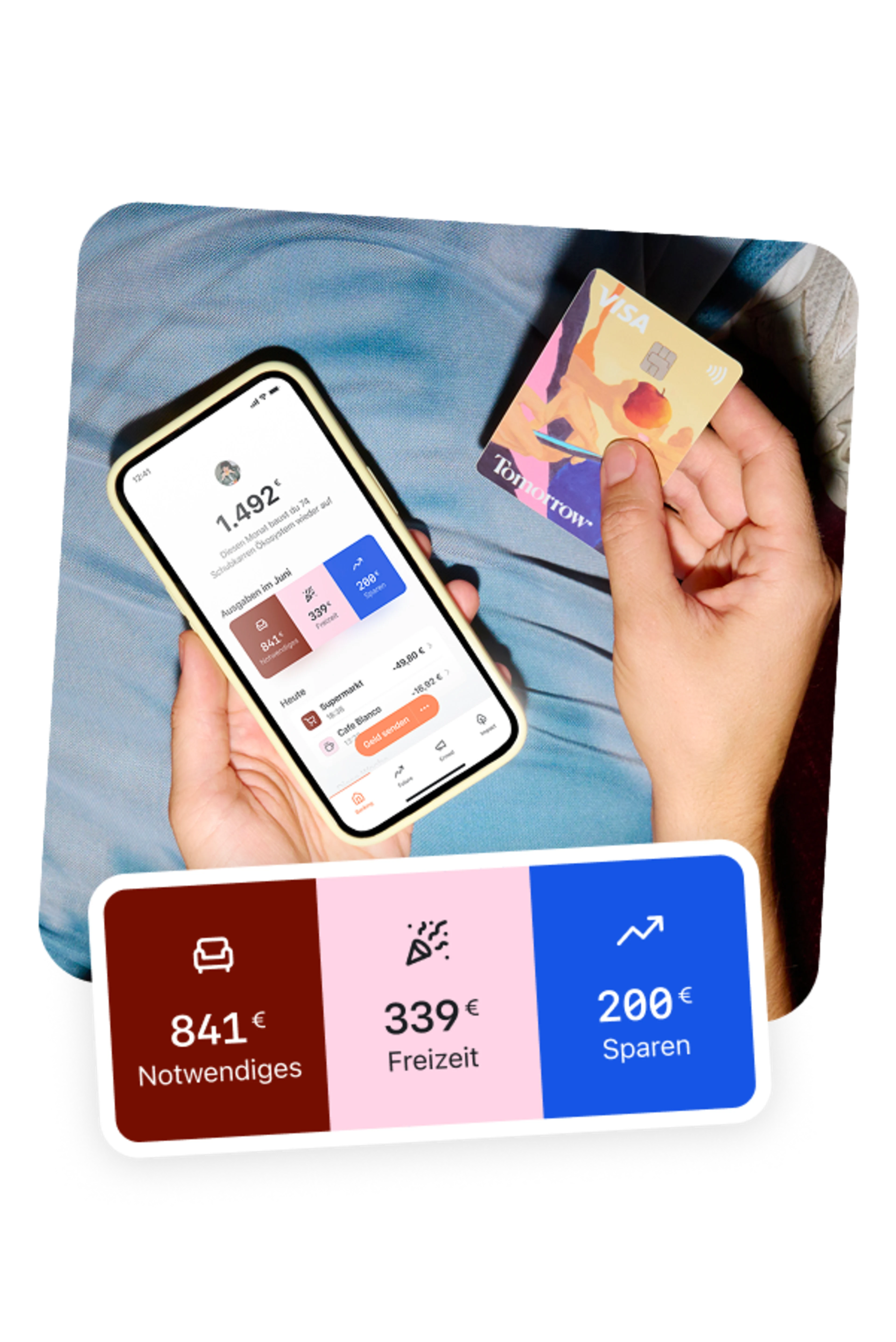 Eine Person, die in der linken Hand ein Smartphone mit geöffneter Tomorrow-App und in der rechten Hand die Tomorrow-Karte hält.