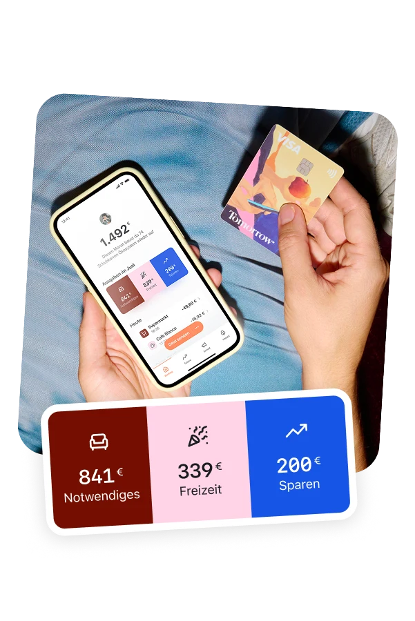 Eine Person, die in der linken Hand ein Smartphone mit geöffneter Tomorrow-App und in der rechten Hand die Tomorrow-Karte hält.