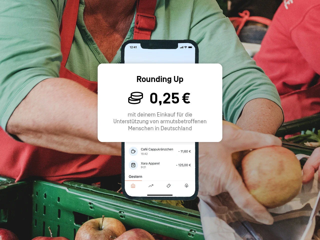 Im Hintergrund ist ein Bild zu sehen, auf dem eine Frau einer anderen Person einen Apfel gibt. Im Vordergrund ist ein Bild des Rounding Up-Features mit dem Text "Rounding up 0,25 € mit deinem Einkauf für die Unterstützung von armutsbetroffenen Menschen in Deutschland". 
