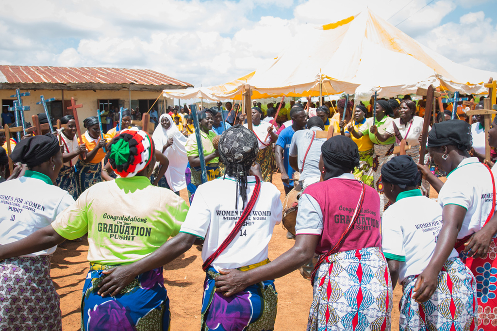 Absolventinnen des Programms feiern gemeinsam ihren Abschluss.