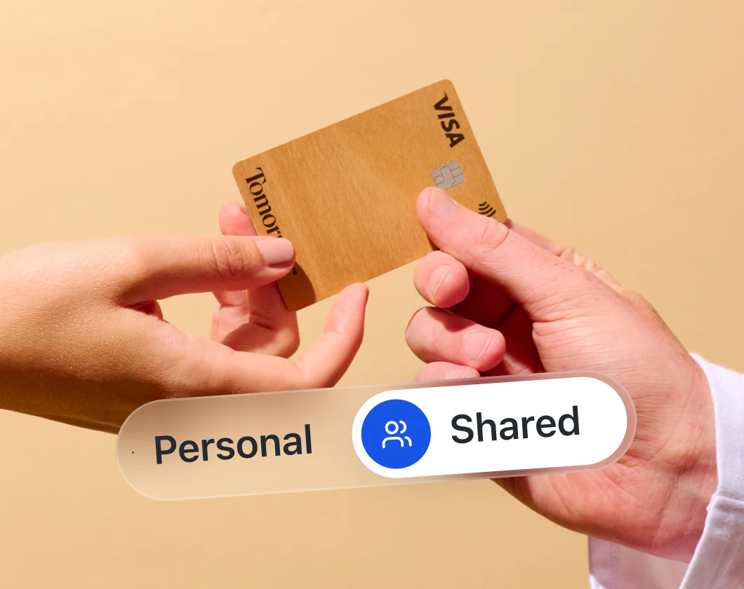 Two hands holding a Tomorrow card with Persoenlich/Gemeinsam toggle - Shared Account DE