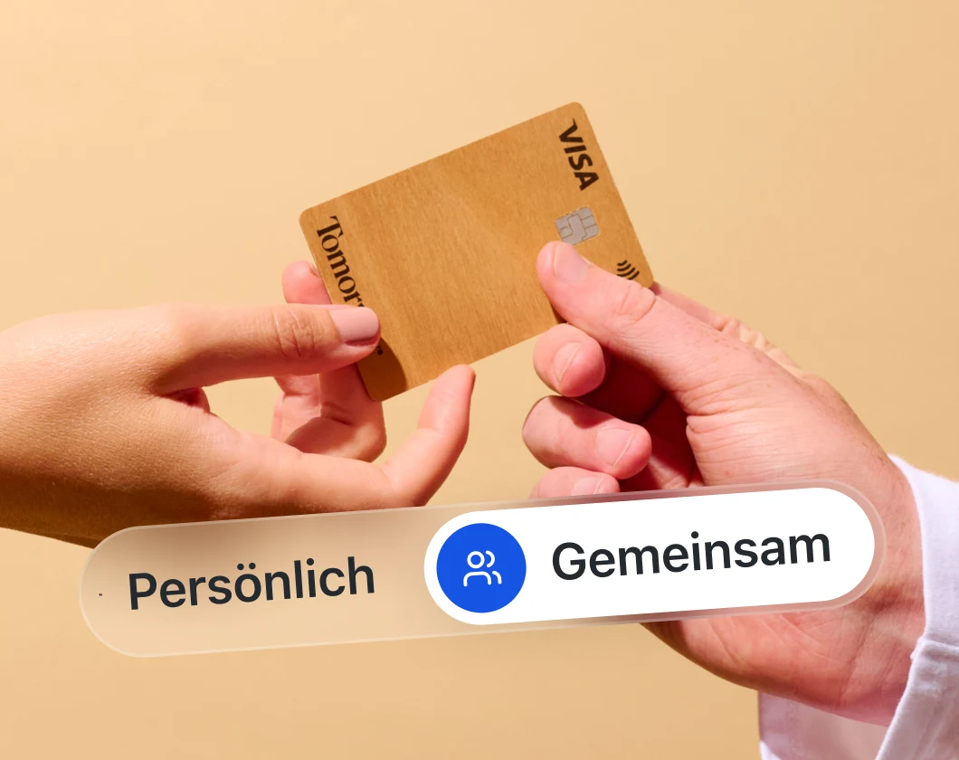 Two hands holding a Tomorrow card with Persoenlich/Gemeinsam toggle - Shared Account DE