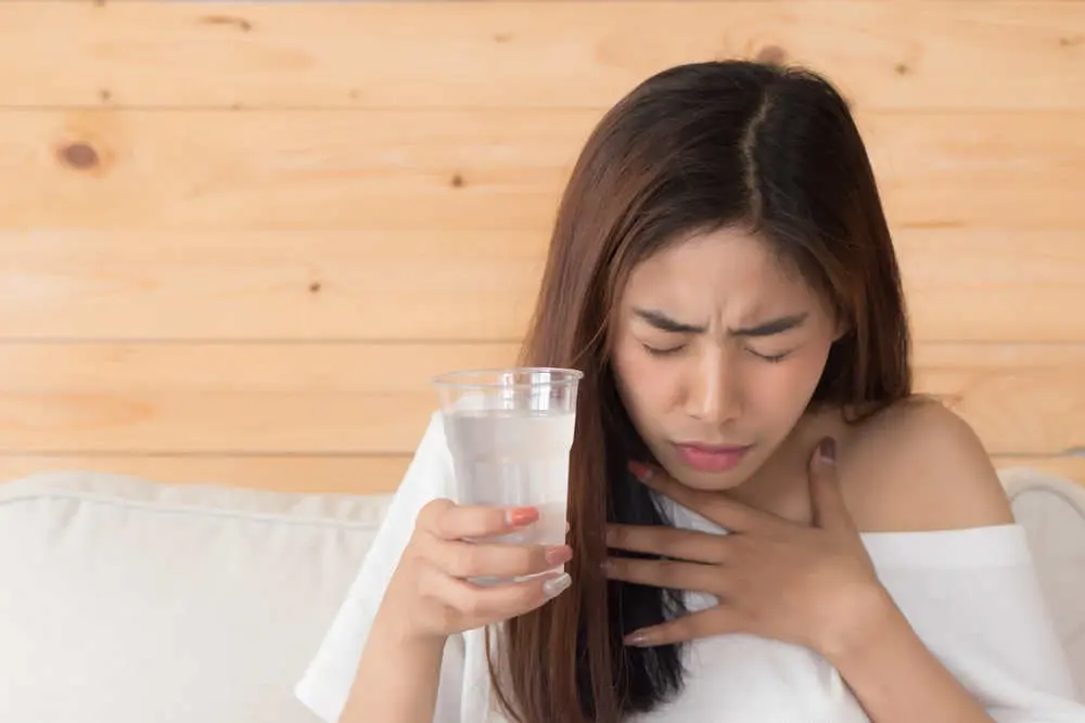 Girl with itchy sore throat