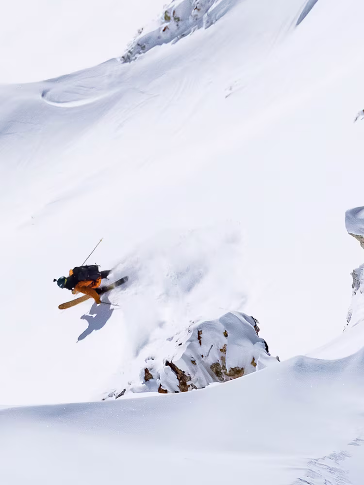 Tadahiro Yamaki skiing down a mountain.
