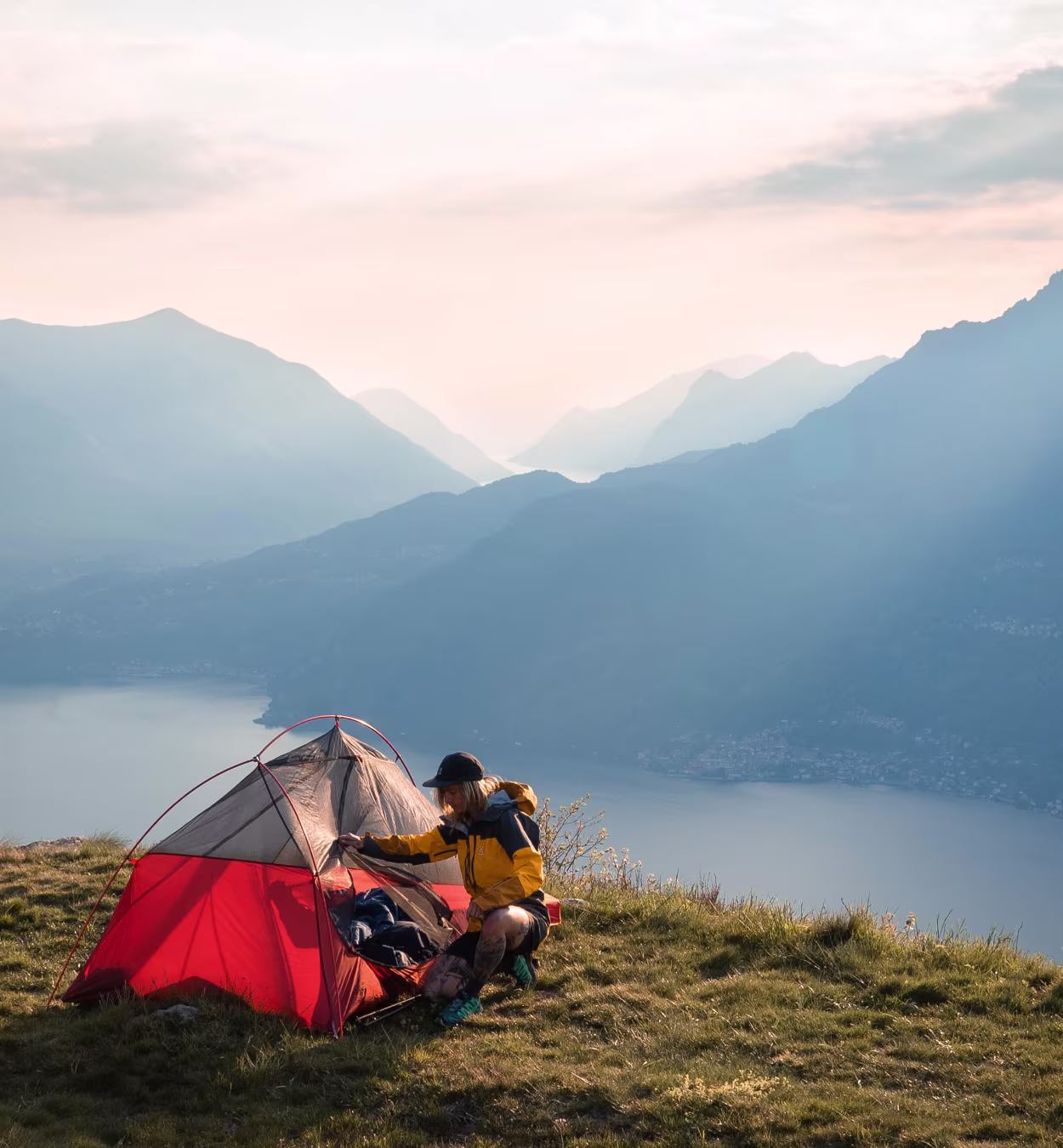 Haglöfs sleeping bag guide. Girl prepare her tent